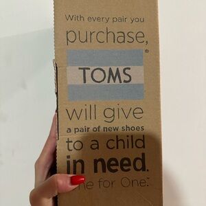 NEW WITH TAGS: TOMS in Ash Canvas - SIZE 7 Women’s